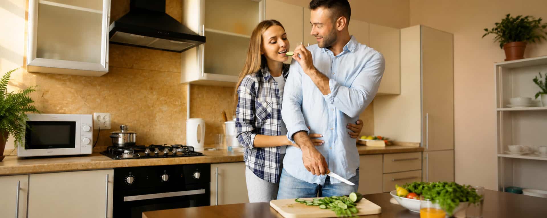 Cuisine moderne lumineuse avec îlot central