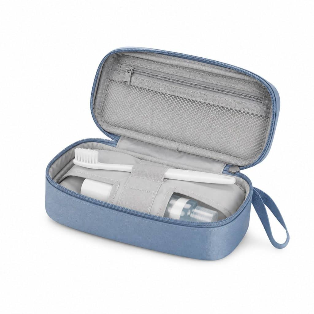 Étui souple pour brosse à dents et accessoires de bain présenté seul