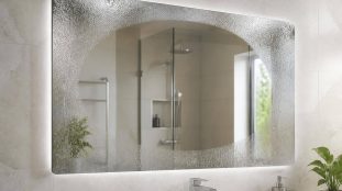 découvrez comment le miroir chauffant anti-buée améliore immédiatement la visibilité après une douche chaude en empêchant la formation de buée.