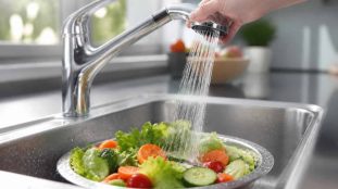découvrez comment utiliser le mitigeur avec douchette pour un rinçage précis et efficace de vos légumes, garantissant fraîcheur et propreté à chaque utilisation.