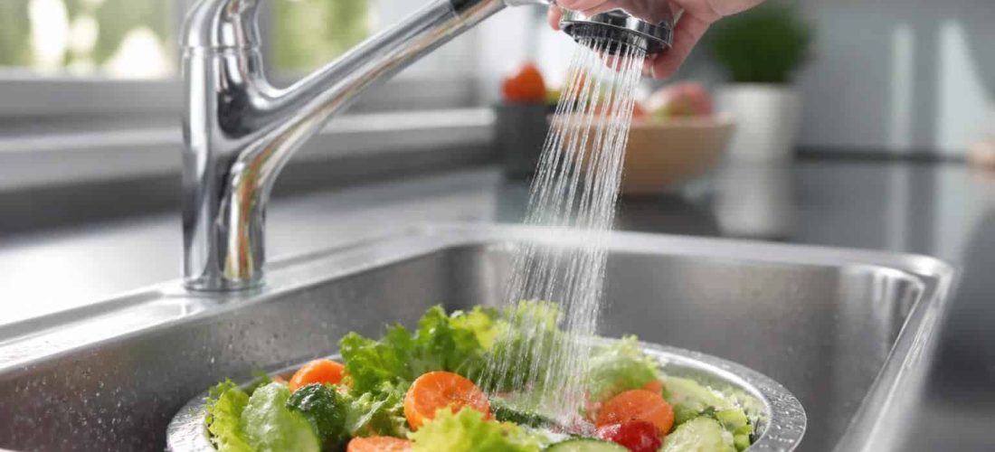 découvrez comment utiliser le mitigeur avec douchette pour un rinçage précis et efficace de vos légumes, garantissant fraîcheur et propreté à chaque utilisation.