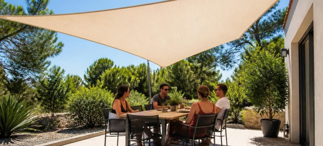 découvrez les avantages de combiner un voile d'ombrage triangulaire avec une protection anti-uv efficace pour votre coin repas, alliant esthétisme, fraîcheur et sécurité solaire.