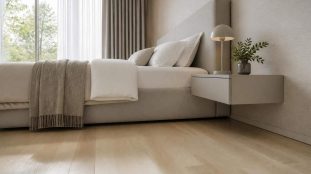 découvrez comment une table de chevet suspendue peut optimiser l'espace au sol, offrant ainsi un environnement plus dégagé et une meilleure organisation dans votre chambre.